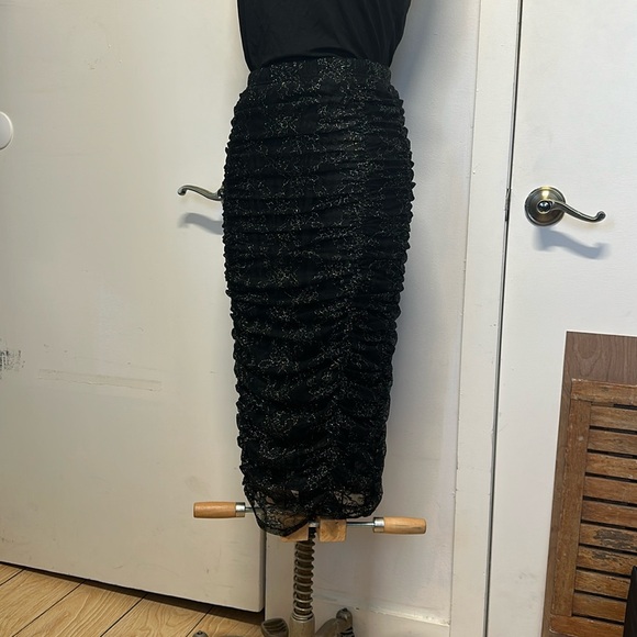 🥰✨✨Cami NYC skirt rouge lace skirt with silver outlines pencil skirt 😍💛 - Picture 1 of 5